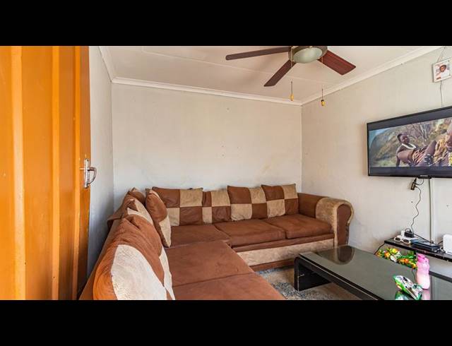 4 BEDROOM HOUSE FOR SALE IN BEZUIDENHOUT VALLEY